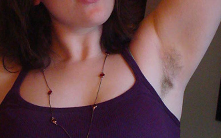 Frau mit Achselhaaren