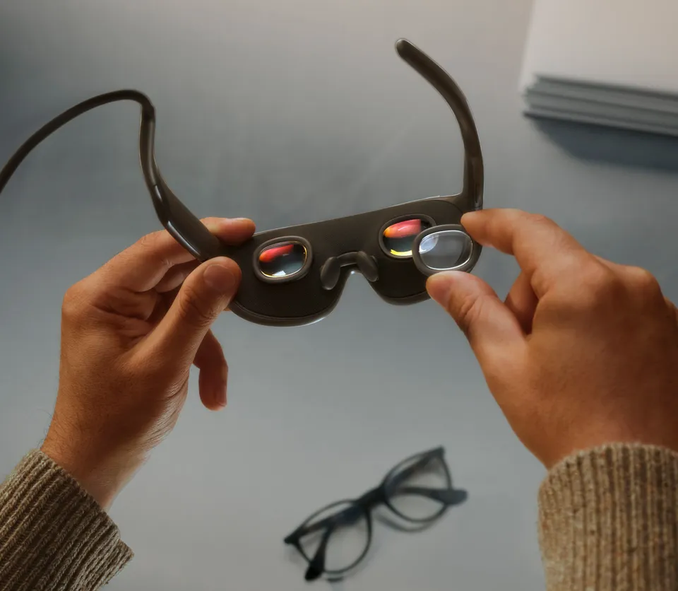 Hände halten die Meta VR Glasses mit Blick auf die Innenseite der Linsen