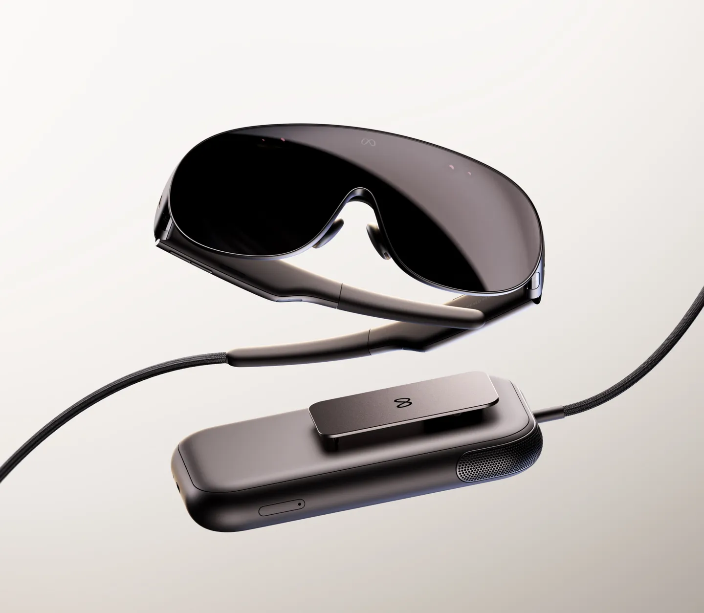 Meta VR Glasses mit dem per Kabel verbundenen Puck für Rechenleistung, Akku und Speicher