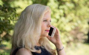reife-frau-am-telefon