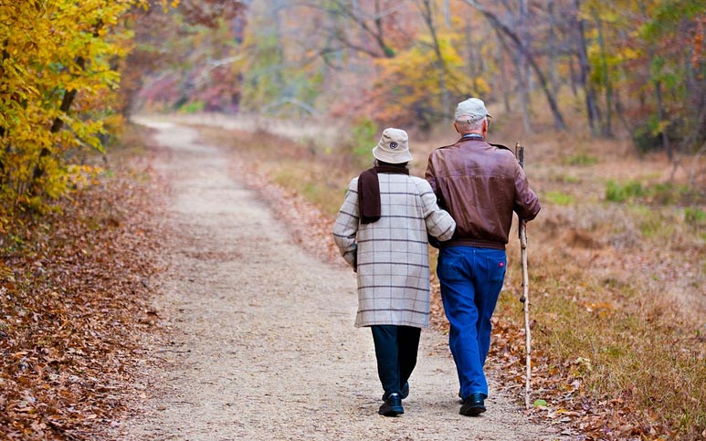 Senioren spazieren kennenlernen