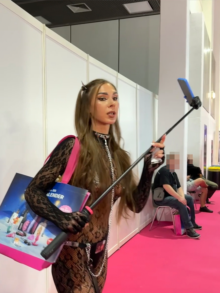 Creatorin auf der Venus mit Selfiestick